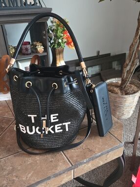 🌟Black "The Bucket" Women's Drawstring Tote Bag With Wallet🖤NEW